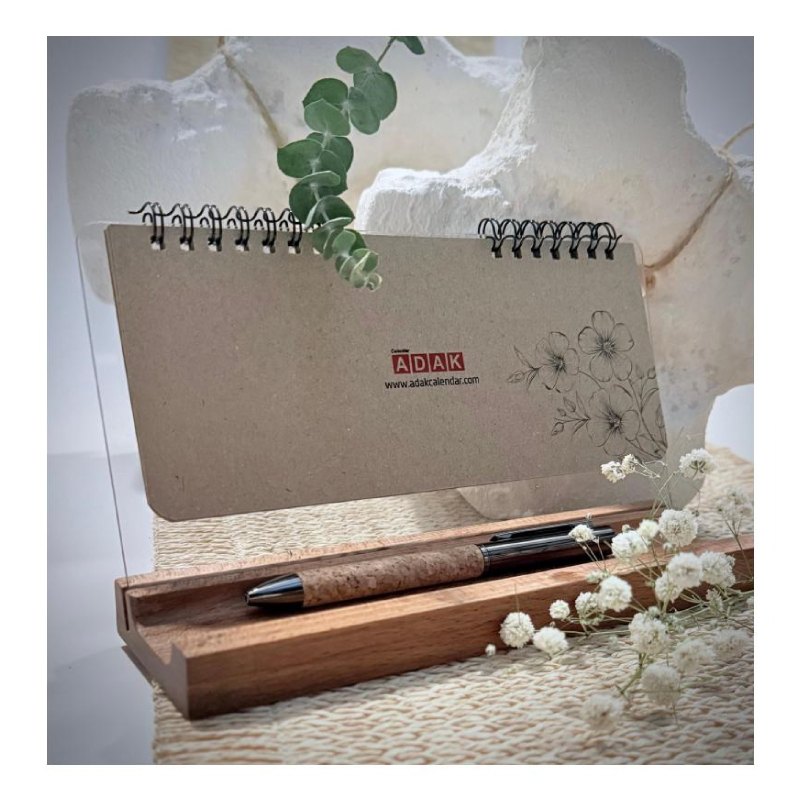تقویم رومیزی چوبی کاغذ کرافت 1405 آداک - طلق شیشه‌ای